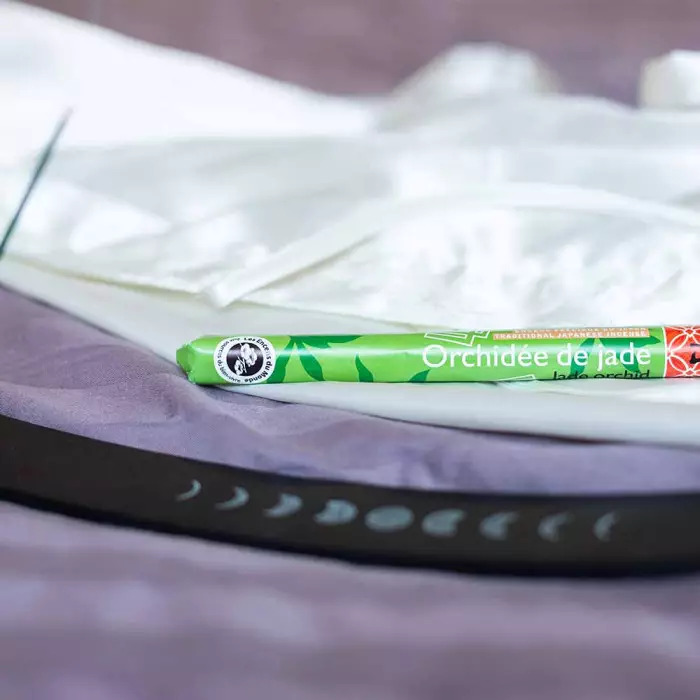 Egzotikus, hosszú, japán füstölőpálcika - nőies energiával, könnyed és légies illattal